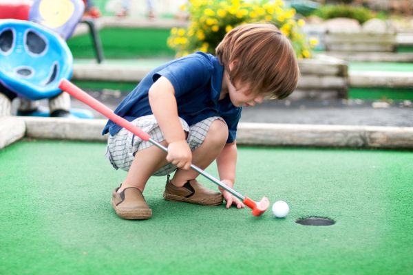 Minigolf in der Halle ist auch bei schlechterem Wetter eine schöne gemeinsame Beschäftigung.